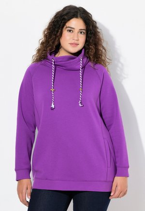Violetti huppari, jossa on korkea kaulus, valkoiset ja violetit nyörit, pitkät hihat ja sivutasku. Pehmeä kangas ja rento istuvuus.