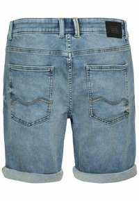Blauwe denim shorts met een licht vervaagde afwerking, omgerolde zoom, vijf-pocket ontwerp en zichtbare stiksels op de achterzakken.