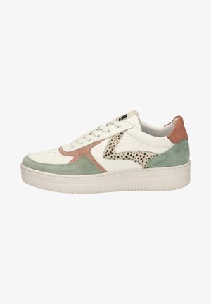 Weißer Sneaker mit grünem Wildleder und pinken Lederakzenten, strukturiertem weißen Lederoberteil, gepunkteten Details und einer geriffelten Gummisohle.
