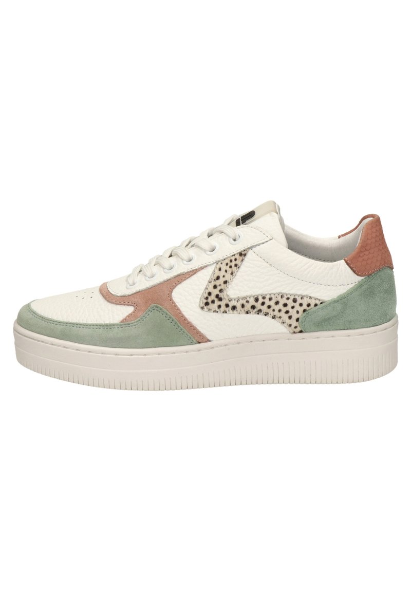 Witte sneaker met groene suede en roze leren accenten, bovenwerk van textured wit leer, gespikkelde details en een geribbeld rubberen zool.
