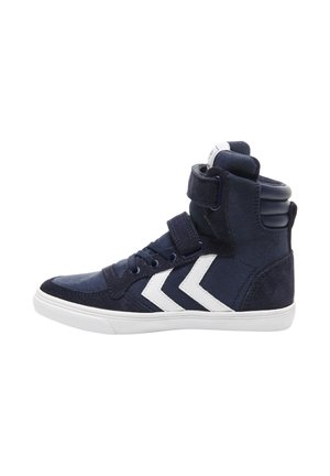 Zapatilla alta azul marino con rayas en forma de cheurón blancas, cierre de velcro, cordones delanteros, cuello acolchado y suela de goma blanca.