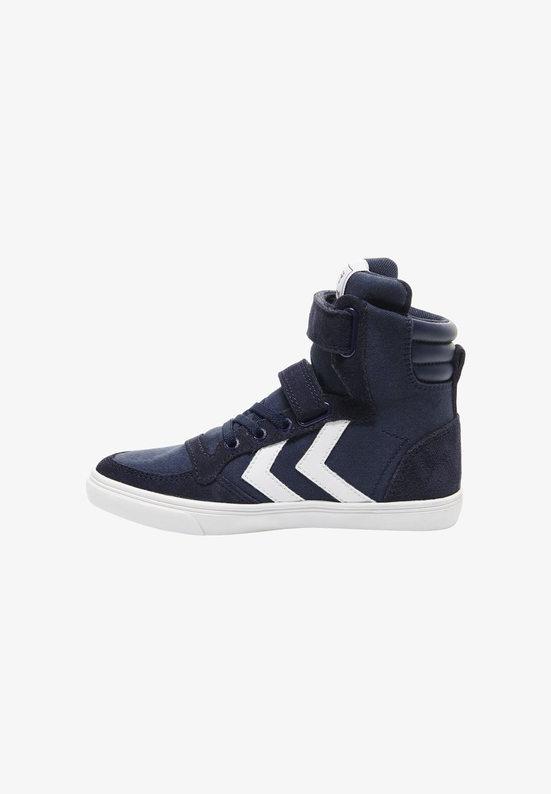 Marineblaue High-Top-Sneaker mit weißen Chevron-Streifen, Klettverschluss, Schnürung vorne, gepolstertem Kragen und weißer Gummisohle.