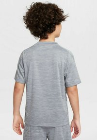 Camiseta de manga corta gris jaspeada con cuello redondo, hecha de material ligero, que presenta un corte relajado y una textura suave.