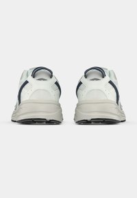 Αθλητικά παπούτσια σε ανοιχτό μπλε και λευκό χρώμα με πλέγμα επάνω μέρος και ανθεκτική σόλα από καουτσούκ, με ναυτικά μπλε στοιχεία και μαξιλαρωμένη φτέρνα για υποστήριξη.