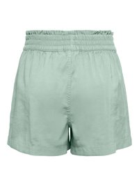 Shorts décontractés taille haute vert clair avec taille élastique froncée et coupe ample, vus de dos.
