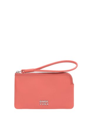 Bolso de mano color coral rosado con cremallera y asa en forma de lazo, con el logotipo de la marca "BIMBA Y LOLA" en plata en el frente.