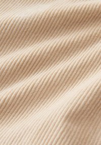 Beiger Rippstoff mit weicher Textur, der gleichmäßig verteilte vertikale Linien und einen subtilen Glanz aufweist. Ideal für Polsterungen oder Modeanwendungen.