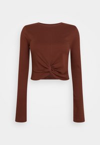 Brun ribbet langermet topp med vridd frontdetalj og cropped hem, med rund halslinning og tettsittende ermer.