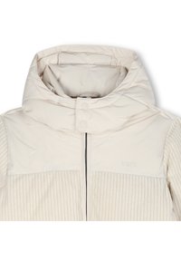 Kreminės spalvos pūkinė striukė su aukštu kaklu ir raštuotos tekstūros šonais. Viduryje yra užtrauktukas ir logotipo detalė ant krūtinės.