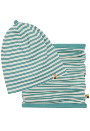 Set di berretto a righe e scaldacollo realizzato in morbido cotone, caratterizzato da righe alternate di blu teal chiaro e scuro con piccoli tag del logo.