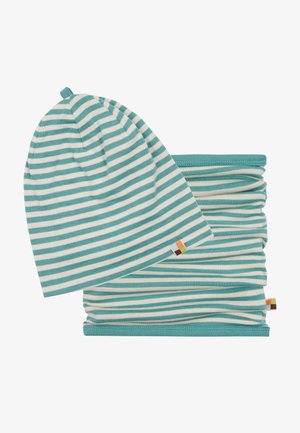 Set di berretto a righe e scaldacollo realizzato in morbido cotone, caratterizzato da righe alternate di blu teal chiaro e scuro con piccoli tag del logo.