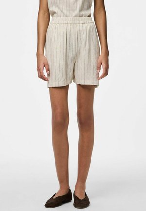 Pantaloni corti in lino color beige chiaro con sottili righe verticali, dotati di una vita elasticizzata e di una vestibilità ampia, che arrivano a metà coscia.
