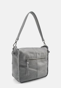 Borsa a tracolla in pelle grigia con finitura testurizzata, dotata di tasca anteriore con cerniera e tracolla regolabile per un trasporto versatile.