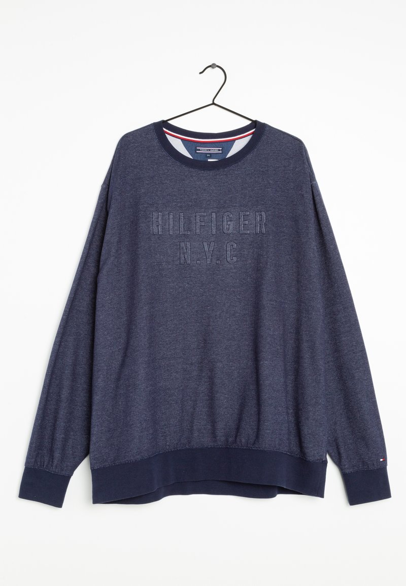 Námořnický modrý sweatshirt Tommy Hilfiger s elastickými manžetami a lemem, s vyraženým nápisem "HILFIGER N.Y.C", zavěšený na černém ramínku.