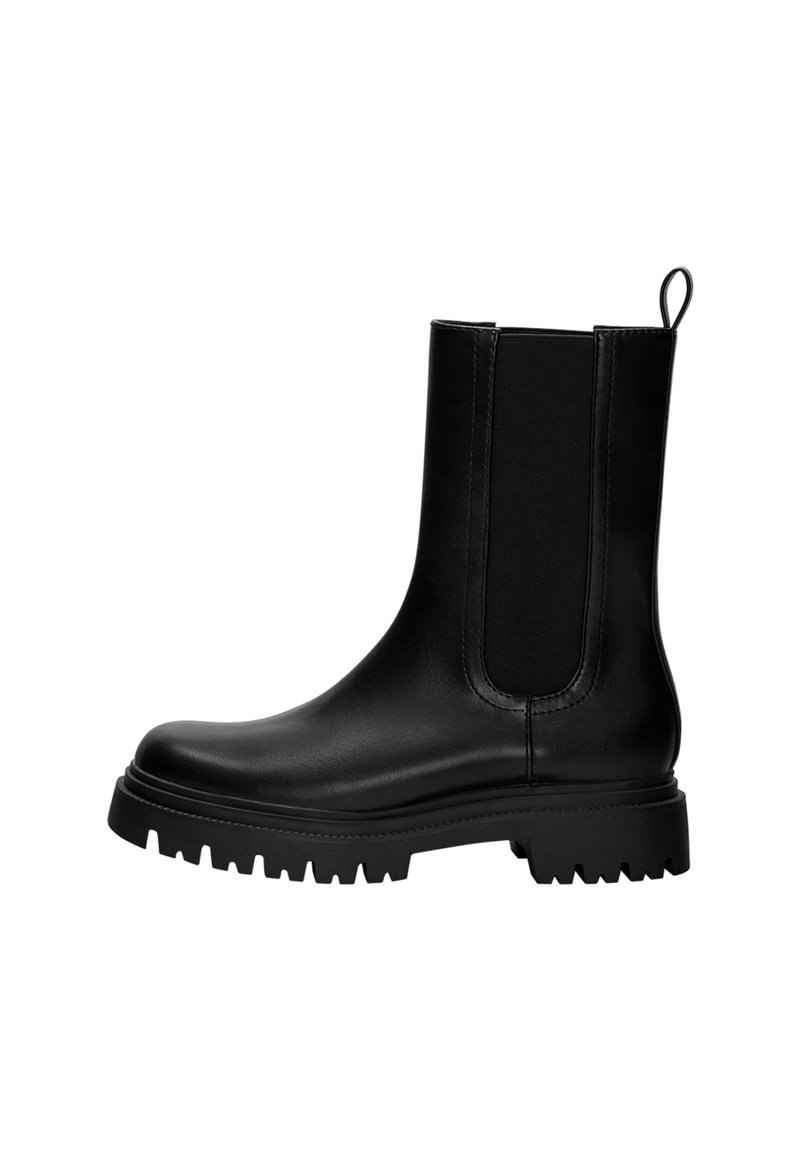Černá kožená kotníková bota s elastickými bočními panely, poutkem a silnou, robustní podrážkou. Hladký povrch s moderním designem.