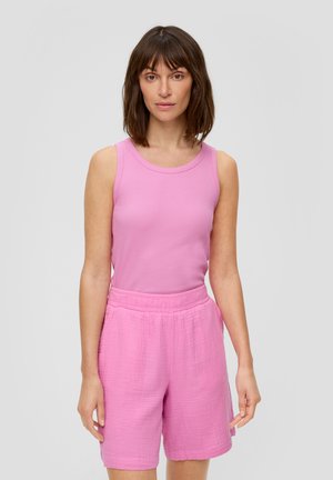 Rosa ärmelloses Oberteil und passende rosa Shorts aus einem strukturierten Stoff. Die Shorts haben einen elastischen Bund und seitliche Taschen.