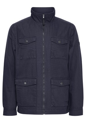 Veste bleu marine en tissu texturé, avec un col montant, fermeture éclair à l'avant et quatre poches extérieures à boutons-pression.