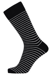 Sorte og hvide stribede strømper med en ensfarvet sort topbånd, der har vandrette striber og en glat tekstur. Designet for komfort og pasform.