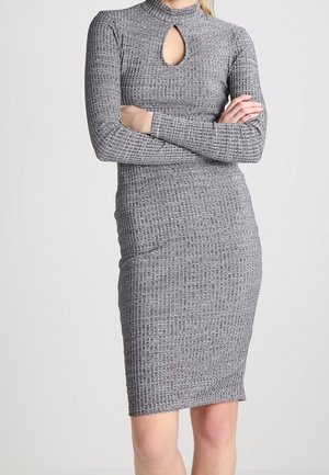 Harmaa ribattu neulemekko pitkillä hihoilla, korkealla kauluksella ja avausyksityiskohdalla. Bodycon-mallinen, polvipituinen, teksturoitu kangas, jossa on hienovaraisia kuvioita.