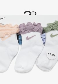 Seks par ankelstrømper med hvit bunn og rynkede fargerike kanter i rosa, lilla, grønn og blå, hver med Nike-logoen.