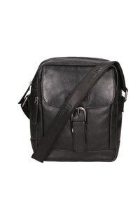 Borsa a tracolla nera in pelle con tracolla regolabile, chiusura con zip, tasca frontale e dettaglio di branding sottile sulla tracolla. Texture liscia.