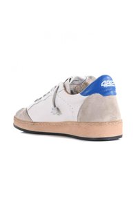 Sneaker bianca in pelle con accenti in suede grigio, linguetta sul tallone blu e suola in gomma naturale. Presenta perforazioni per la traspirabilità e lacci piatti.