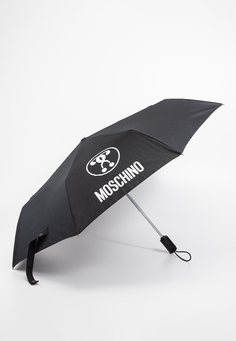 Schwarzer Regenschirm mit einem silbernen Metallrahmen, der ein weißes Moschino-Logo aufweist. Das Dach hat eine glatte Textur und eine abgerundete Form.