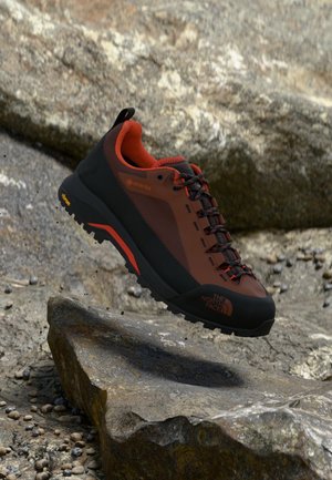 VERTO ALPINE GORE TEX - Túracipők - ember soil/lava red
