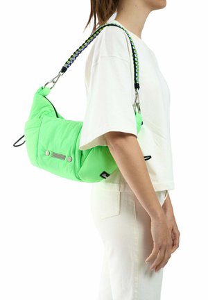 Neon groene schoudertas met een geborduurd patroon, metalen hardware, gevlochten strap in zwart en groen, twee knopen aan de voorkant en een logopatch.