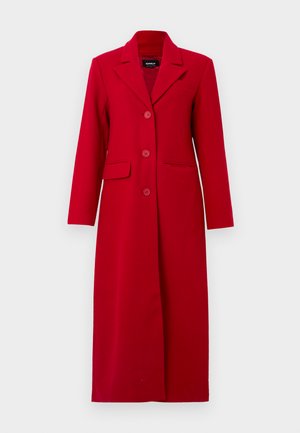 Long manteau rouge avec un col, trois boutons et deux poches avant. Fabriqué en tissu lisse, il présente un design ajusté et une silhouette droite.