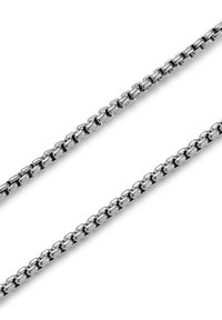Sølvmetallkjede med sammenkoblede lenker med en glatt, polert overflate. Designet er ensartet og symmetrisk gjennom hele lengden.