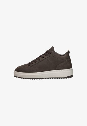 Donkerbruin suède sneaker met dikke witte zool, vetersluiting en getextureerde loopzool, weergegeven in zijprofiel.