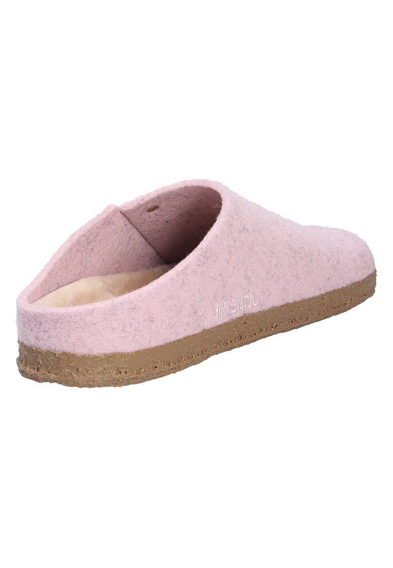 Weiche pinkfarbene Filzschlappen mit brauner strukturierter Sohle und beige farbiger Innenauskleidung, im Winkel dargestellt, um Seiten- und Rückendetails zu zeigen.