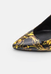 Versace Jeans Couture SCARLETT MAIN  - Saltos clássicos - black/gold