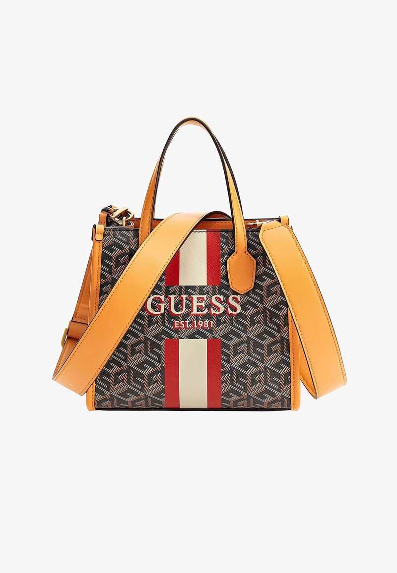 Sac à main Guess marron à motifs avec poignées et bandoulière en cuir orange, présentant des rayures verticales rouges et blanches ainsi que le texte "GUESS EST. 1981".