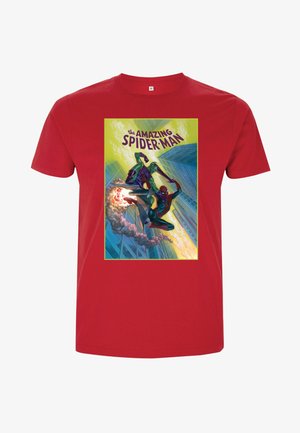 Rød bomulds T-shirt med "The Amazing Spider-Man" tegneseriekunst; livlige farver, detaljerede karakterer og tegneseriestil grafik på fronten.
