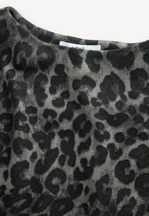 Leopardprint sweater med rund halsudskæring, der har en blød, struktureret grå bund med sorte og mørkegrå pletter. Mærket "NEXT."