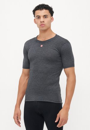 Dunkelgraues Kurzarm-Sportshirt aus einem weichen, elastischen Material, mit einem runden Halsausschnitt und einem kleinen Logo auf der Brust.