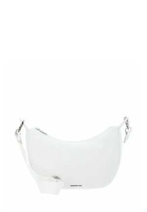 Sac à bandoulière en cuir blanc de forme courbée, avec des accessoires en argent et une sangle réglable. Doté d'une fermeture éclair et d'une texture lisse.