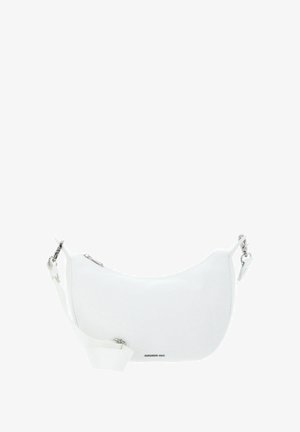 Sac à bandoulière en cuir blanc de forme courbée, avec des accessoires en argent et une sangle réglable. Doté d'une fermeture éclair et d'une texture lisse.