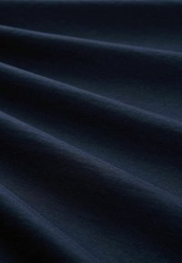 Tela de un azul marino oscuro con una textura suave y pliegues delicados, que muestra un brillo sutil y un patrón de tejido uniforme. Adecuada para diversas prendas.