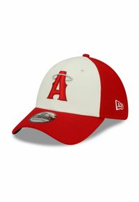 Rot-weiße Baseballmütze mit einem gestickten roten "A" und einem silbernen Heiligenschein sowie einem gebogenen Schild. Enthält ein Größenetikett auf der Unterseite.