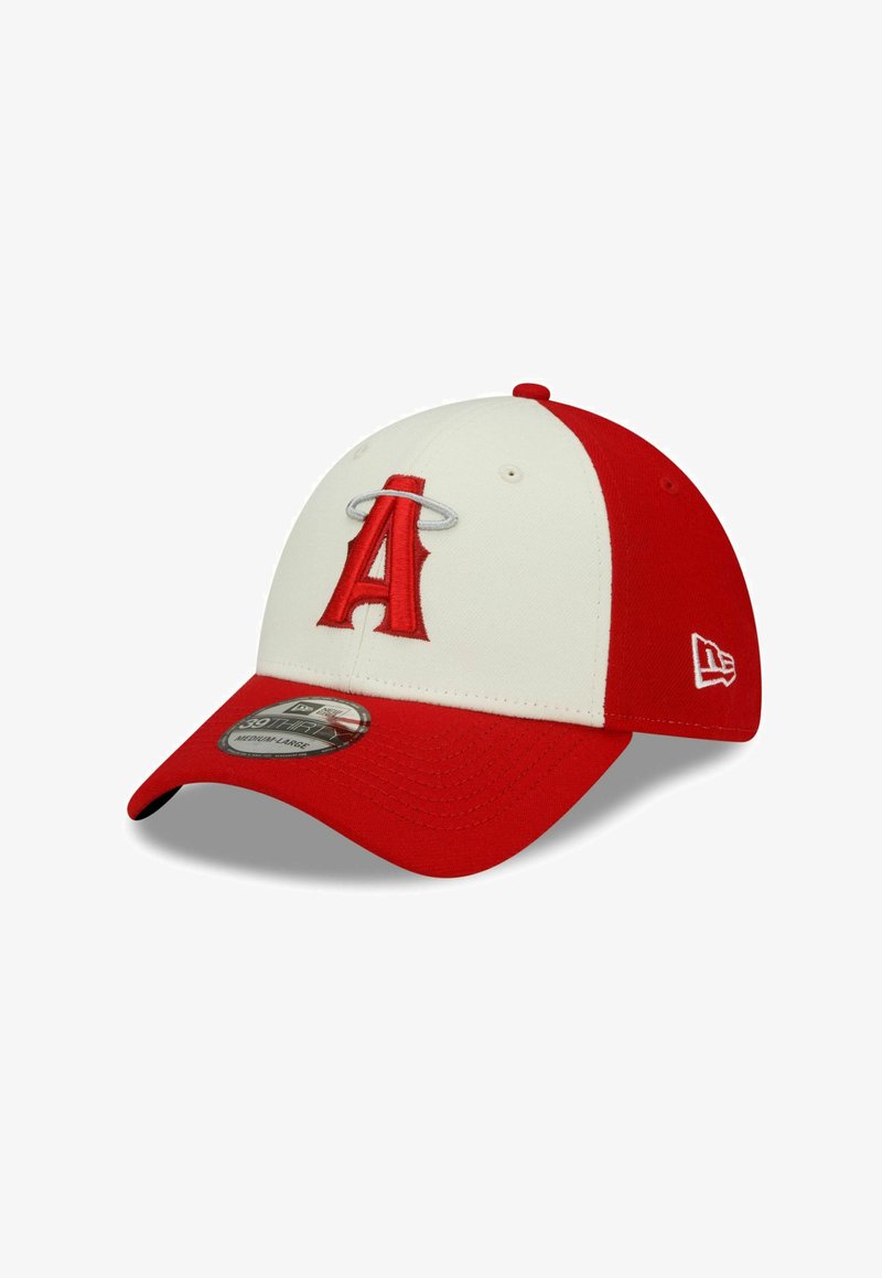 Casquette de baseball rouge et blanche avec un "A" rouge brodé et un halo argenté, dotée d'une visière courbée. Comprend une étiquette de taille à l'intérieur.