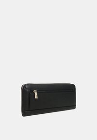 Portafoglio in pelle nera con forma rettangolare lunga, dotato di chiusura con zip, texture liscia e tasca esterna con piccolo tirante della zip.