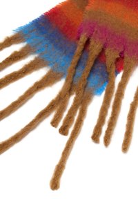 Bufanda multicolor con secciones vibrantes de rojo, naranja, rosa y azul, con extremos texturizados en marrón y un aspecto suave y peludo.