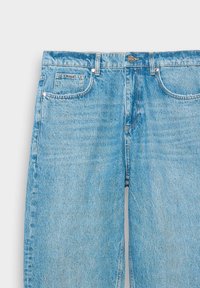 Jeans de denim de color azul claro con corte recto, cinco bolsillos, cierre de botón y detalles de desgaste sutiles en la tela.