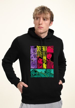 Sort hætte sweatshirt med et farverigt grafisk design med tegneseriefigurer, herunder stærke farver som lilla, rød, grøn og gul.