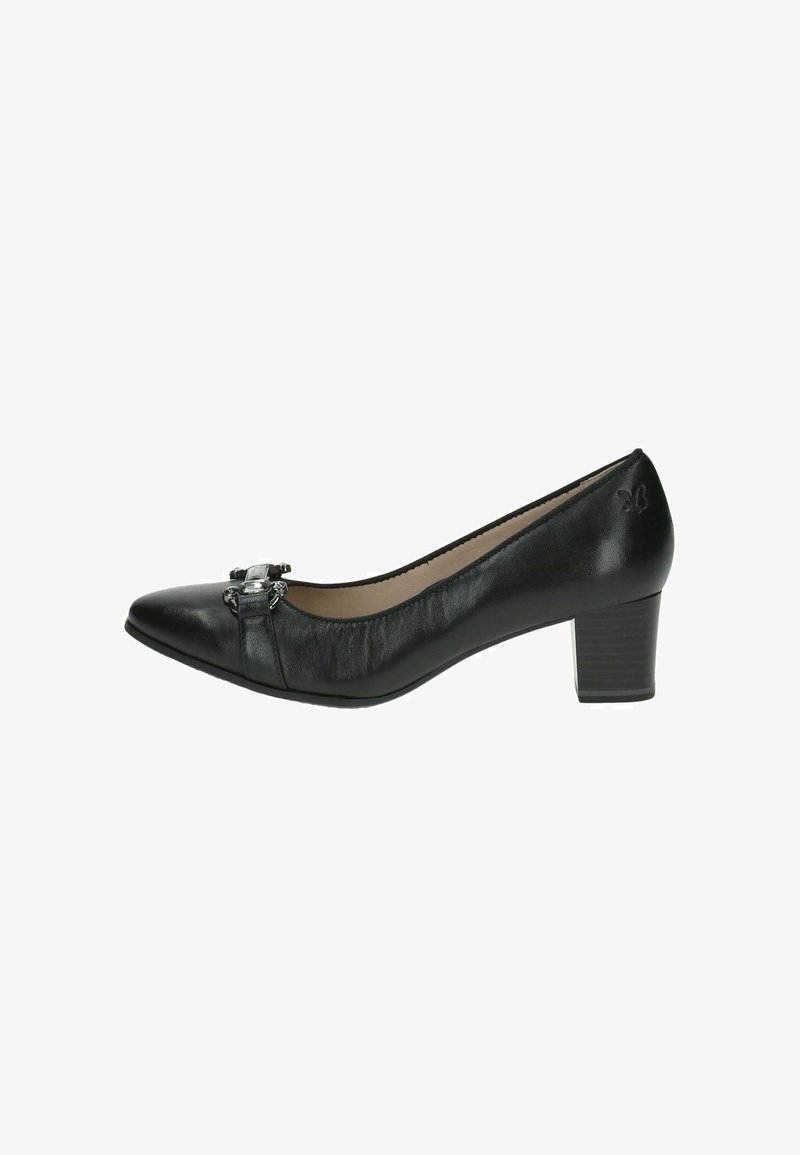 Escarpin femme en cuir noir à talon moyen, bout pointu, détail boucle métallique décorative et papillon embossé près du talon.