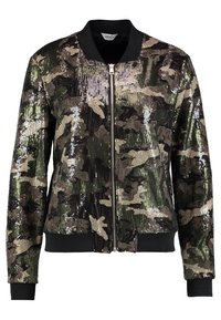 Bomberjack met een camouflagepatroon, gemaakt van glinsterende stof in groen, bruin en zwart. Voorzien van een ritssluiting aan de voorkant en geribbelde manchetten.