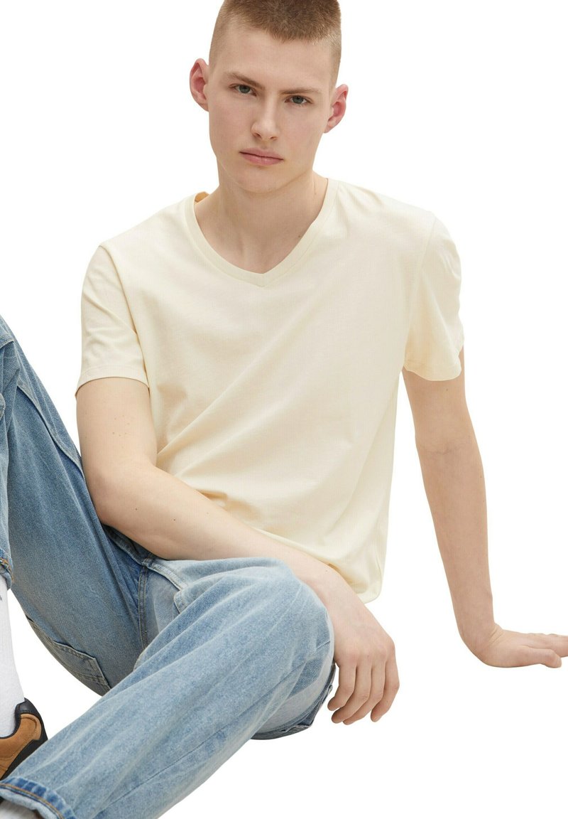 Herren T-Shirts basic | TOM TAILOR KURZARM V-AUSSCHNITT T-Shirt basic beige - QL12265 Herren T-Shirts basic | TOM TAILOR KURZARM V-AUSSCHNITT T-Shirt basic beige - QL12265